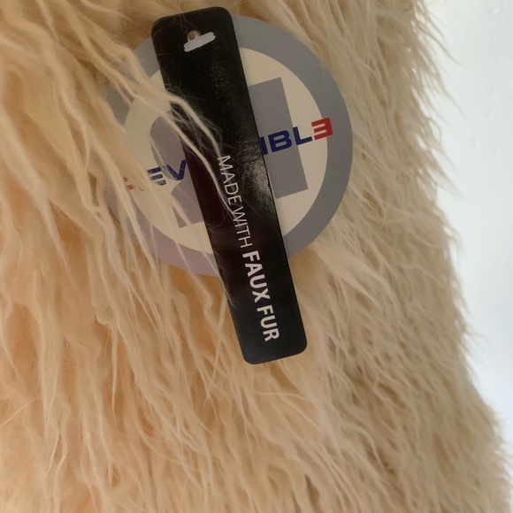 Women’s boutique creme color faux fur vest(L) - Picture 6 of 6